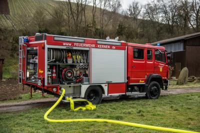 Kernen-Stetten: Baumbrand an Bachlauf fordert die Feuerwehr